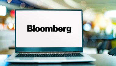 POZNAN, POL - OCT 1, 2021: Merkezi New York 'ta bulunan bir finans, yazılım, veri ve medya şirketi olan Bloomberg L.P.' nin logosunu gösteren dizüstü bilgisayar