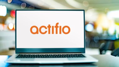 POZNAN, POL - OCT 1, 2021: Merkezi Waltham, Massachusetts 'te bulunan özel bir bilgi teknolojisi firması olan Actifio' nun logosunu gösteren dizüstü bilgisayar