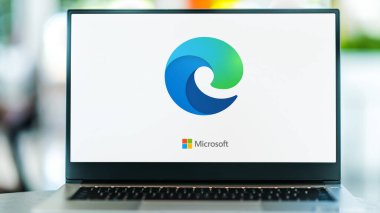 POZNAN, POL - JUL 3, 2021: Microsoft tarafından geliştirilen bir web tarayıcısı olan Microsoft Edge 'in laptop görüntüleme logosu