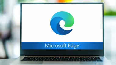 POZNAN, POL - JUL 3, 2021: Microsoft tarafından geliştirilen bir web tarayıcısı olan Microsoft Edge 'in laptop görüntüleme logosu