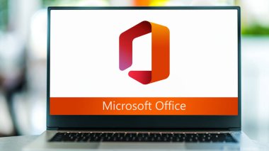 POZNAN, POL - JUL 3, 2021: Microsoft Office 'in bir istemci yazılım, sunucu yazılımı ve Microsoft tarafından geliştirilen hizmetler sergisi logosu