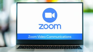 POZNAN, POL - 7 JUL 2021: Zoom, videotelephony ve çevrimiçi sohbet servislerinin logosunu gösteren dizüstü bilgisayar, bulut tabanlı bir paylaşımcı yazılım platformu üzerinden