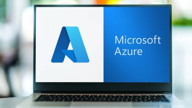 POZNAN, POL - JUL 3, 2021: Microsoft Azure 'un amblemini gösteren dizüstü bilgisayar, uygulama ve hizmetleri inşa etmek, test etmek, uygulamak ve yönetmek için bir bulut hesaplama hizmeti