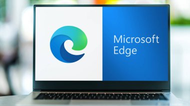 POZNAN, POL - JUL 3, 2021: Microsoft tarafından geliştirilen bir web tarayıcısı olan Microsoft Edge 'in laptop görüntüleme logosu