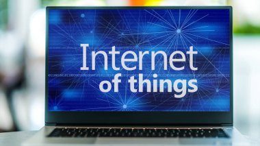 Şeylerin İnternet işaretini gösteren dizüstü bilgisayar