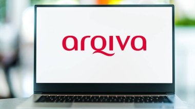 POZNAN, POL - 10 JUL 2021: Arqiva 'nın bir telekomünikasyon şirketi olan ve İngiltere' de altyapı, yayın ve akıllı metre tesisleri sunan dizüstü bilgisayar logosu