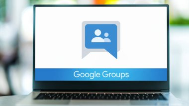 POZNAN, POL - JUL 10, 2021: Google Groups 'un logosunu gösteren dizüstü bilgisayar, ortak ilgi alanlarını paylaşan insanlar için tartışma grupları sağlayan bir hizmet