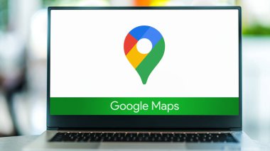 POZNAN, POL - JUL 10, 2021: Google Maps 'in logosunu gösteren dizüstü bilgisayar, Google tarafından geliştirilen bir web haritalama hizmeti