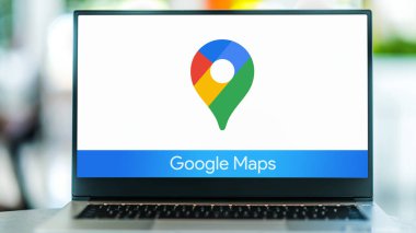 POZNAN, POL - JUL 10, 2021: Google Maps 'in logosunu gösteren dizüstü bilgisayar, Google tarafından geliştirilen bir web haritalama hizmeti