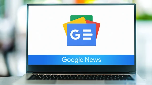 Poznan Pol 2021年7月10日 Googleが開発したニュースアグリゲータアプリ Googleニュース のロゴが表示されるノートパソコン — ストック写真