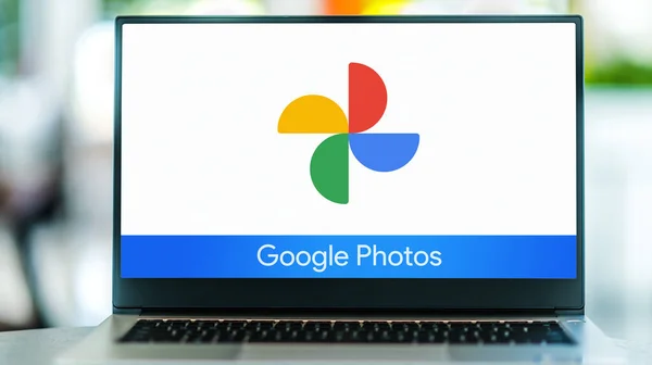 Poznan Pol Jul 2021 Laptop Logem Google Photos Služba Sdílení — Stock fotografie