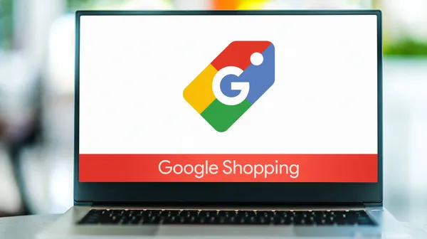 Poznan Pol 2021年7月10日 Googleショッピングのロゴを表示するノートパソコン オンラインショッピングサイト上で商品を検索し ベンダー間で価格を比較できるサービス — ストック写真