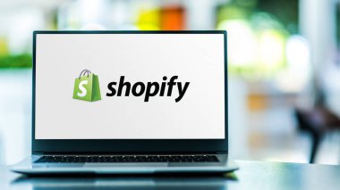 POZNAN, POL - 6 Şubat 2021: Merkezi Ottawa, Ontario 'da bulunan Kanadalı çokuluslu e-ticaret şirketi Shopify Inc.' in logosunu gösteren dizüstü bilgisayar