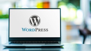 POZNAN, POL - 6 Şubat 2021: WordPress 'in logosunu gösteren dizüstü bilgisayar, PHP ile yazılmış ve MySQL veya MariaDB veritabanı ile eşleştirilmiş özgür ve açık kaynak içerik yönetim sistemi (CMS)