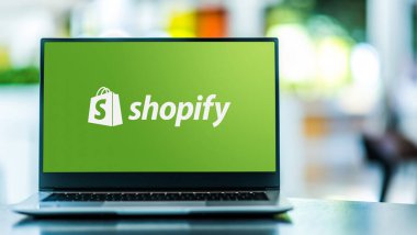 POZNAN, POL - 6 Şubat 2021: Merkezi Ottawa, Ontario 'da bulunan Kanadalı çokuluslu e-ticaret şirketi Shopify Inc.' in logosunu gösteren dizüstü bilgisayar