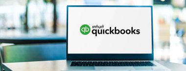 POZNAN, POL - SEP 23, 2020: QuickBooks 'un logosunu gösteren dizüstü bilgisayar, Intuit tarafından geliştirilen ve pazarlanan bir muhasebe yazılım paketi