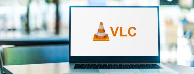 POZNAN, POL - SEP 23, 2020: VLC medya oynatıcısının logosunu gösteren dizüstü bilgisayar, VideoLAN projesi tarafından geliştirilen platformlar arası bir medya yazılımı ve yayın yapan medya sunucusu