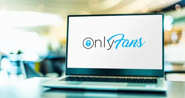 Poznan Pol May 2021 Laptop Computer Displaying Logo Onlyfans Content — Stock Photo, Image