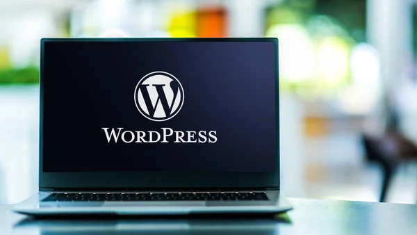 POZNAN, POL - 6 Şubat 2021: WordPress 'in logosunu gösteren dizüstü bilgisayar, PHP ile yazılmış ve MySQL veya MariaDB veritabanı ile eşleştirilmiş özgür ve açık kaynak içerik yönetim sistemi (CMS)
