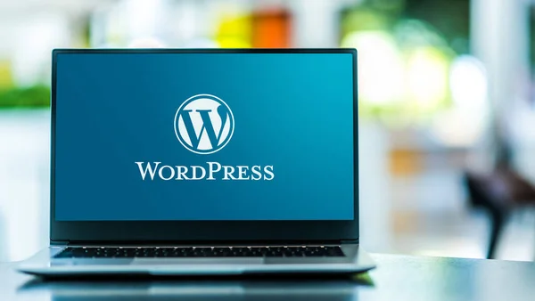 POZNAN, POL - 6 Şubat 2021: WordPress 'in logosunu gösteren dizüstü bilgisayar, PHP ile yazılmış ve MySQL veya MariaDB veritabanı ile eşleştirilmiş özgür ve açık kaynak içerik yönetim sistemi (CMS)
