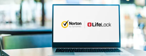 Poznan Pol Sep 2020 Laptop Počítač Logem Aplikace Norton Antivirus — Stock fotografie