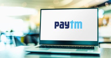 POZNAN, POL - 1 Mayıs 2021: Paytm 'in logosunu gösteren dizüstü bilgisayar, Hint e-ticaret ödeme sistemi ve finans teknoloji şirketi