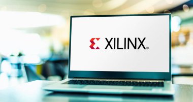 POZNAN, POL - 1 Mayıs 2021: Xilinx, Inc. 'in logosunu gösteren dizüstü bilgisayar, öncelikli olarak programlanabilir mantık aygıtları tedarikçisidir.