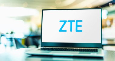 POZNAN, POL - 1 Mayıs 2021: Telekomünikasyon alanında uzmanlaşmış, kısmen devlet malı bir Çin teknoloji şirketi olan ZTE Şirketi 'nin logosunu gösteren dizüstü bilgisayar