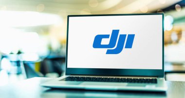 POZNAN, POL - 1 Mayıs 2021: Merkezi Shenzhen, Guangdong 'da bulunan bir Çin teknoloji şirketi olan SZ DJI Technology Co.' nun logosunu gösteren dizüstü bilgisayar