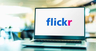 POZNAN, POL - 1 Mayıs 2021: Flickr 'ın logosunu gösteren dizüstü bilgisayar, bir Amerikan görüntü sunucu ve video sunucu hizmetinin yanı sıra çevrimiçi bir topluluk