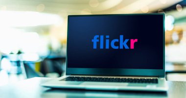 POZNAN, POL - 1 Mayıs 2021: Flickr 'ın logosunu gösteren dizüstü bilgisayar, bir Amerikan görüntü sunucu ve video sunucu hizmetinin yanı sıra çevrimiçi bir topluluk