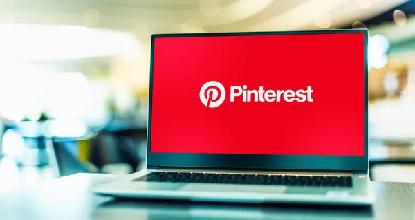 Poznan Pol Maio 2021 Computador Portátil Exibindo Logotipo Pinterest Inc — Fotografia de Stock