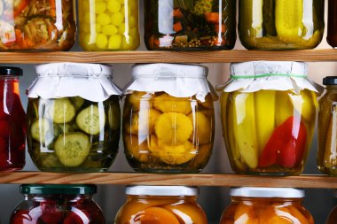 Çeşitli sebze ve meyvelerle marine edilmiş kavanozlar. Yiyecek sakladım.