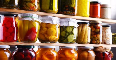 Çeşitli sebze ve meyvelerle marine edilmiş kavanozlar. Yiyecek sakladım.