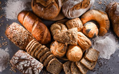 Ekmek ve rulo ekmekler dahil çeşitli fırın ürünleri.