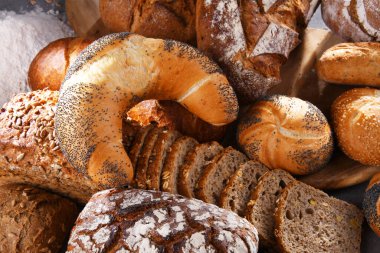 Ekmek ve rulo ekmekler dahil çeşitli fırın ürünleri.