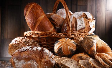 Ekmek ve rulo ekmekler dahil çeşitli fırın ürünleri.