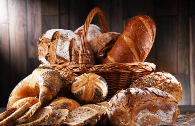 Ekmek ve rulo ekmekler dahil çeşitli fırın ürünleri.