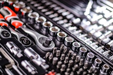 Çeşitli metal aletlerle kompozisyon.