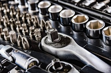 Çeşitli metal aletlerle kompozisyon.