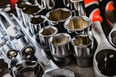 Çeşitli metal aletlerle kompozisyon.