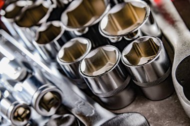 Çeşitli metal aletlerle kompozisyon.