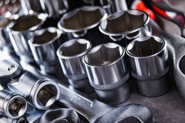 Çeşitli metal aletlerle kompozisyon.