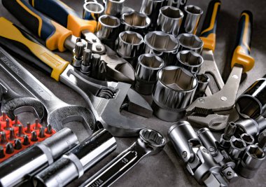 Çeşitli metal aletlerle kompozisyon.