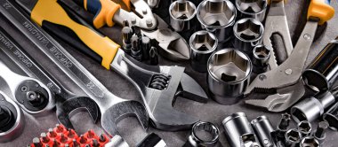 Çeşitli metal aletlerle kompozisyon.