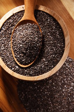 Tahta masada bir kase chia tohumu..