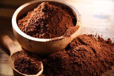 Tahta masada kakao tozu dolu bir kompozisyon..