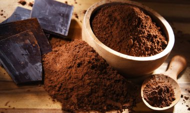 Tahta masada kakao tozu dolu bir kompozisyon..