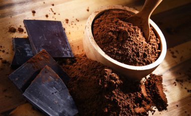 Tahta masada kakao tozu dolu bir kompozisyon..