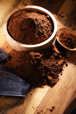 Tahta masada kakao tozu dolu bir kompozisyon..